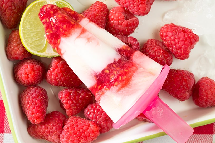 ijsje met lagen van frambozen en boerenyoghurt